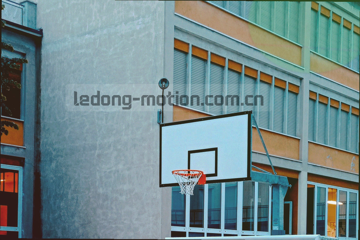 赛事控制台与多屏监看环境的广角画面，人物为远景背影